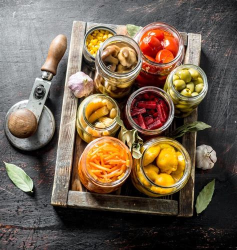 Verduras encurtidas en frascos