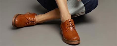 Mujer eligiendo zapatos blucher online