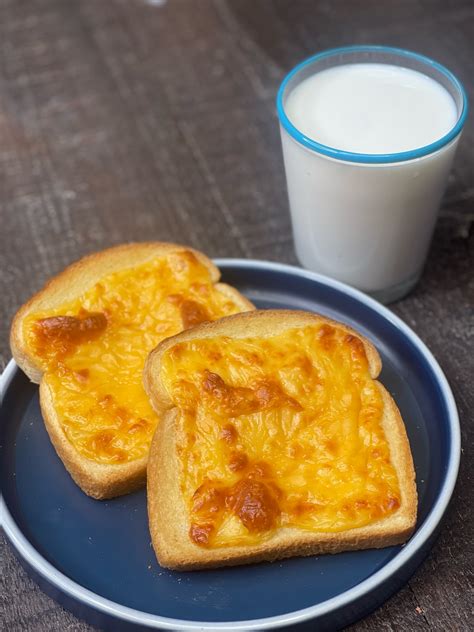 Tostadas de queso gratinadas