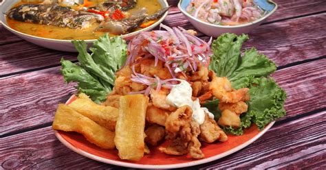 Plato de jalea mixta con salsa criolla