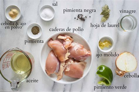 Ingredientes para escabeche de pollo: pollo, vinagre, aceite, ajos, laurel, pimentón, pimienta