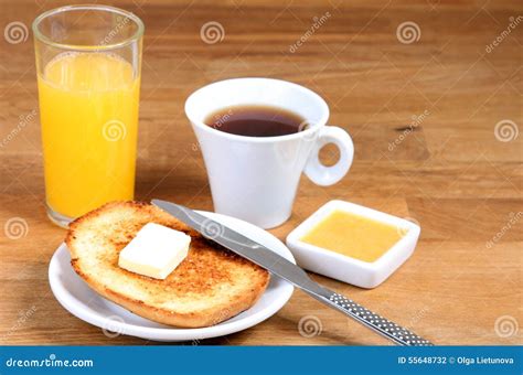 Imagen de un desayuno equilibrado con leche y tostadas