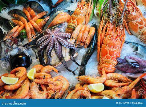 Variedad de mariscos frescos como gambas, mejillones y cigalas