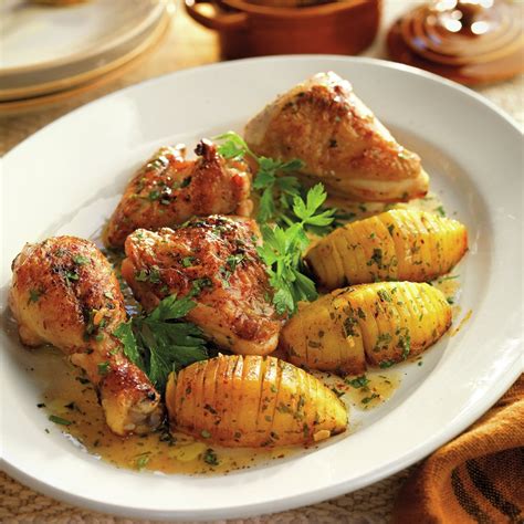 Pollo a la cerveza servido con patatas