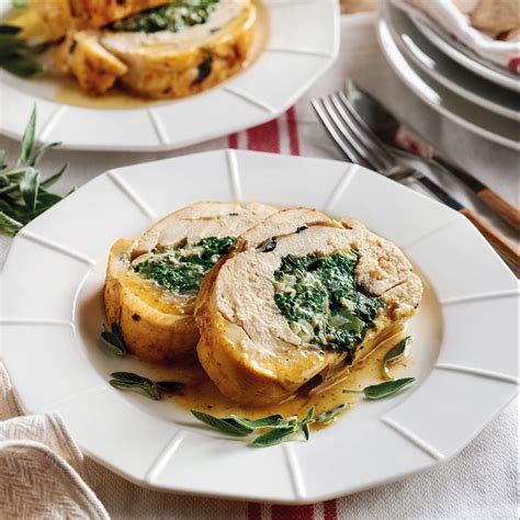 Pechugas de pollo rellenas con espinacas y queso fresco listas para servir
