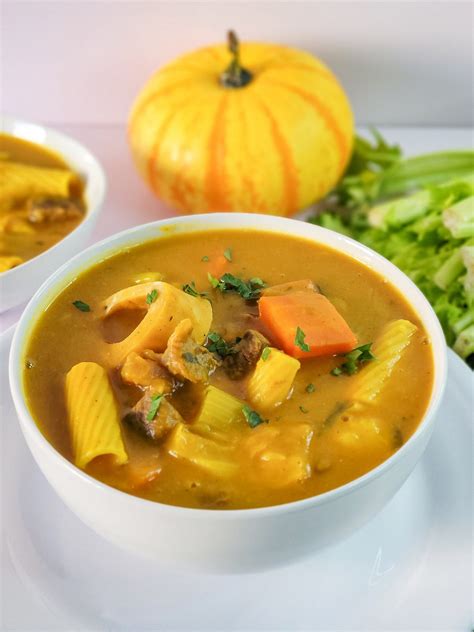 Composición de platos típicos con calabaza: pastel, sopa, pan
