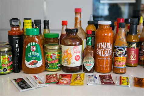 Variedad de salsas picantes en frascos pequeños