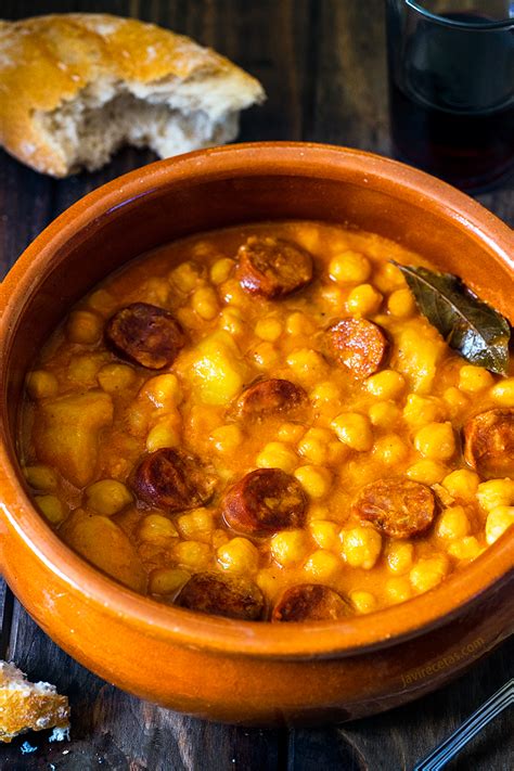 Plato de garbanzos con chorizo y pan crujiente