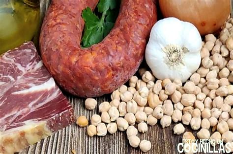 Ingredientes frescos para garbanzos con chorizo