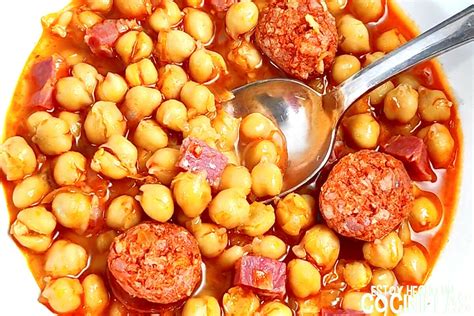 Recipiente con garbanzos con chorizo conservados