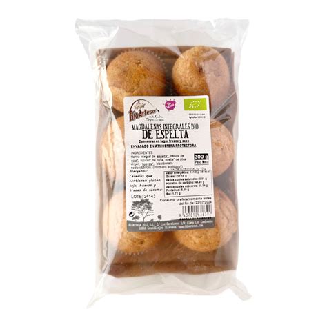 Magdalenas de espelta decoradas con azúcar moreno y almendra laminada