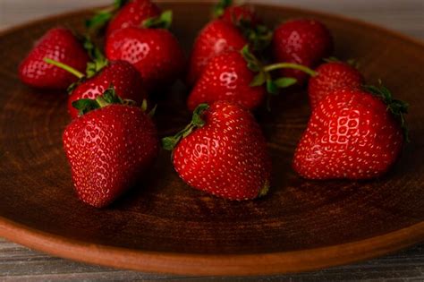 Fresas frescas y jugosas en un plato