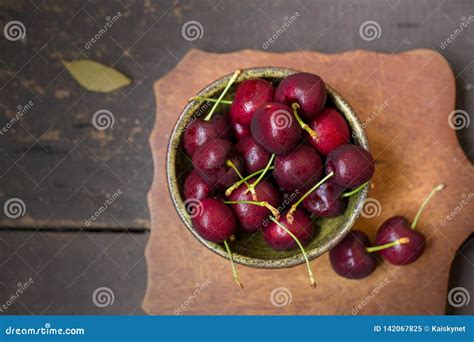 Un cuenco de cerezas rojas brillantes