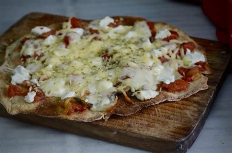 Pizza artesanal con ingredientes frescos y masa crujiente
