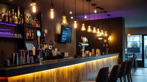 Ambiente nocturno en un bar con luces tenues y decoración moderna