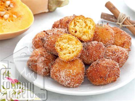 Mesa con ingredientes para hacer buñuelos de calabaza