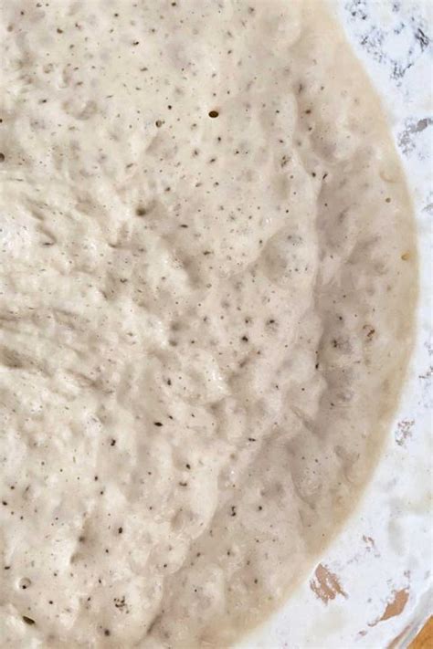 Masa de buñuelos fermentando en un bol