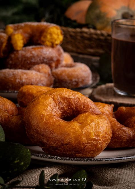 Buñuelos de calabaza recién hechos, espolvoreados con azúcar
