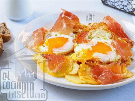 Huevos horneados en pan con jamón serrano