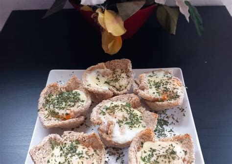 Huevos horneados en pan de molde presentados como pinchos