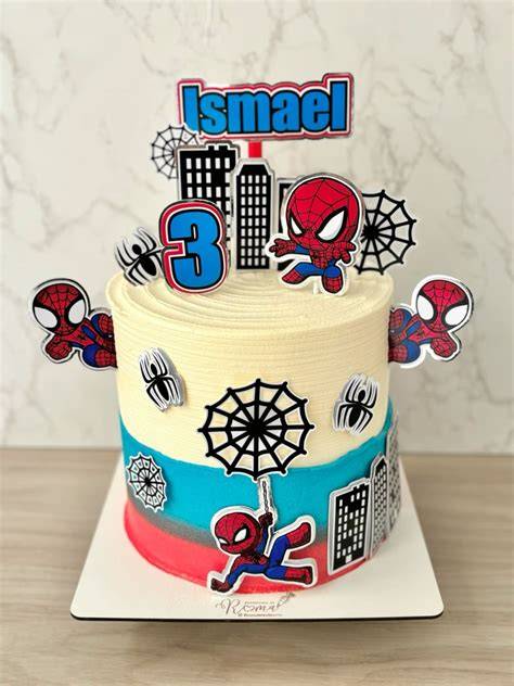 Primer plano de la máscara del Hombre Araña en un pastel