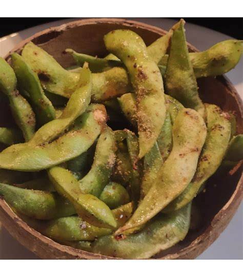 Edamame cocido servido en su vaina