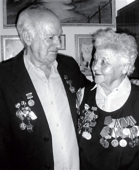 Luis Lavín y su esposa Svetlana Dmitryevna en su casa de Nules (Castellón) luciendo las condecoraciones ganadas durante la Segunda Guerra Mundial en 2005 cuando les visitó el periodista Josu García.