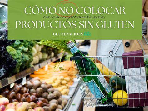 Persona eligiendo productos sin gluten en un supermercado
