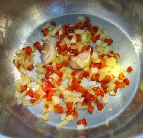 Rehogando cebolla, ajo y pimiento para la pasta