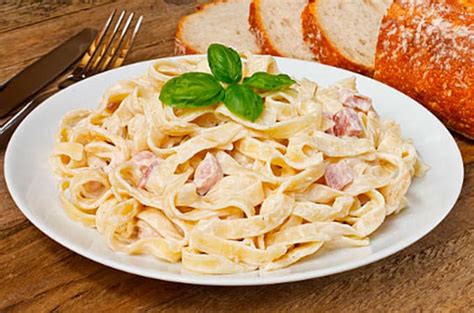 Pasta con carne y crema de leche servida