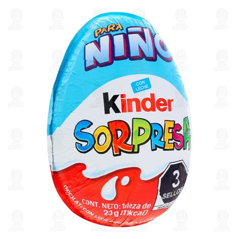 niño abriendo un huevo de chocolate sorpresa