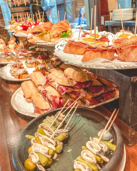 Variedad de pintxos presentados en un bar