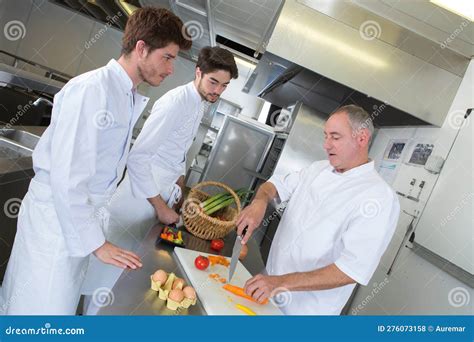Ilustración de un chef supervisando la preparación de alimentos en una cocina profesional.