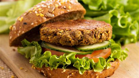 Variedad de hamburguesas vegetales en un supermercado