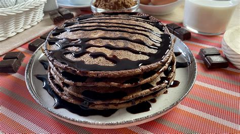 Tortitas de chocolate apiladas con sirope y frutos rojos