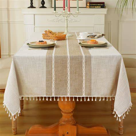 Mesa con mantel tostado y vajilla beige clara