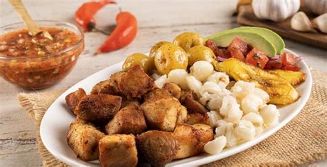 plato de choclo mote con fritada y acompañamientos