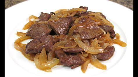 Hígado encebollado en un plato