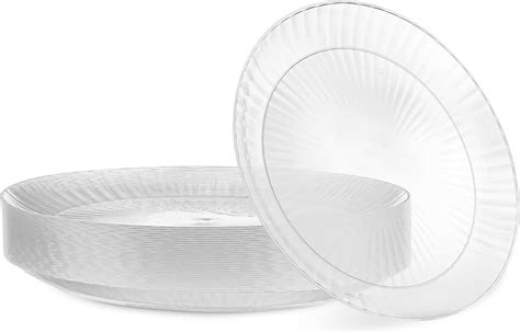 Platos cuadrados transparentes desechables en una mesa