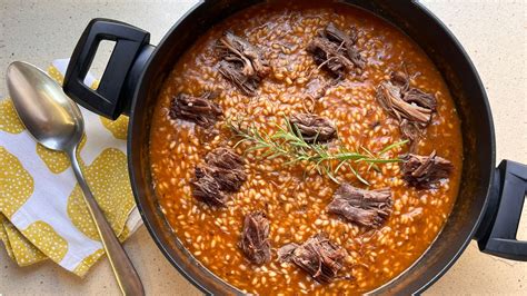 Arroz meloso con ossobuco servido