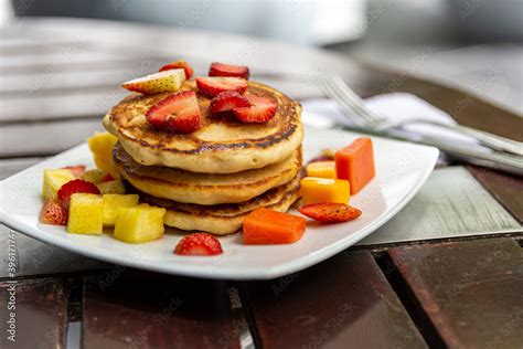 Mesa con panqueques y frutas
