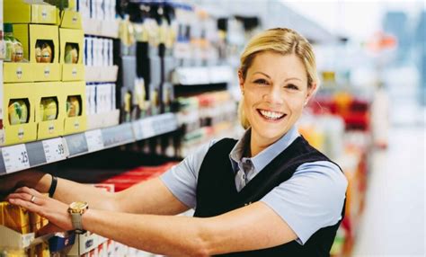Dependienta atendiendo a un cliente en una panadería