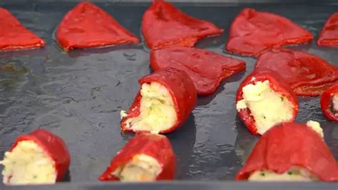 Pimientos rellenos horneándose en una bandeja
