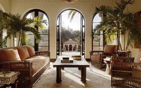 Interior de Habanera con decoración estilo colonial y vegetación