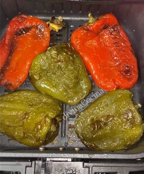 Freidora de aire con pimientos en su interior