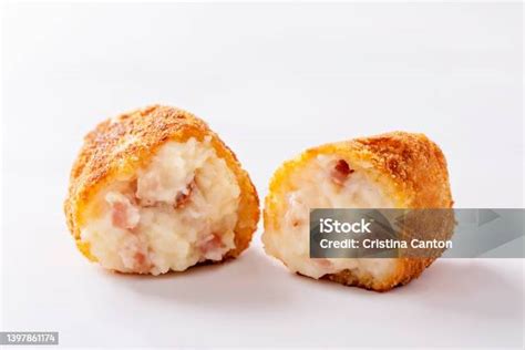 Primer plano de una croqueta de jamón ibérico