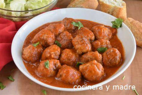 Plato terminado de albóndigas en salsa de pimientos