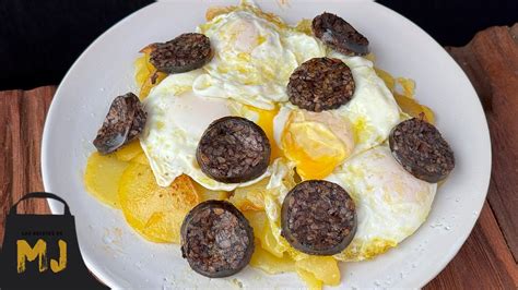 Morcilla desmenuzada y huevos cocidos