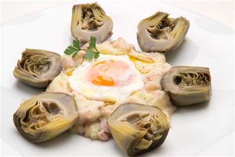 Alcachofas braseadas con huevo escalfado