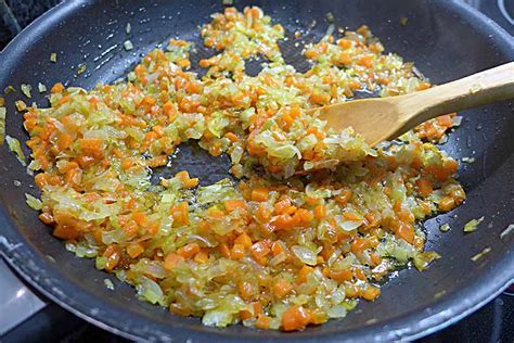 Sofrito de cebolla y ajo en una olla